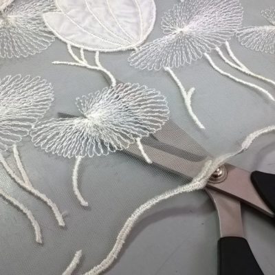 Pizzo ricamato motivo floreale - bianco Alt.150 cm