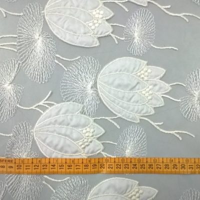 Tessuto ricamato in pizzo motivo floreale - bianco2