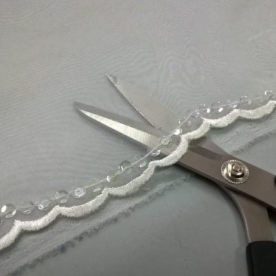 Pizzo ricamato con motivo floreale brillanti - bianco Alt.150 cm