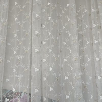 Tessuto per tende in tulle con ricami floreali bicolore 5