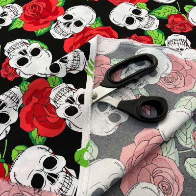 Tessuto teschi e rose multicolor 1
