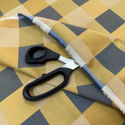 Tessuto multiuso a scacchiera colori giallo blu e ocra dettaglio forbice 2