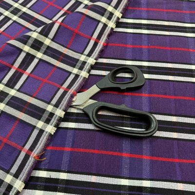 Tessuto multiuso in tartan colori violetto nero e rosso dettaglio forbice 2