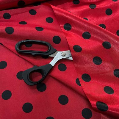 Raso con pois neri su sfondo rosso profondo 5