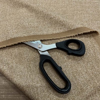 Pura lana melange al metro 1 dettaglio con forbice