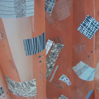 Tendaggio in organza luminosa a fantasia etnica - arancione 3