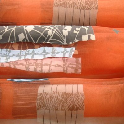 Tessuto in organza luminosa a fantasia etnica - arancione 2