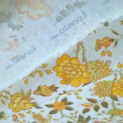 Tessuto in misto cotone fantasia fiori ad effetto vintage bianco e giallo 2