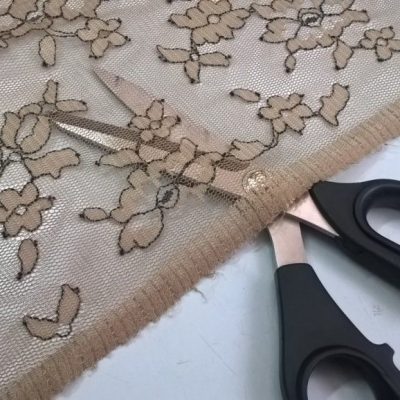 Tessuto in pizzo a rete fantasia a fiori - tortora 2