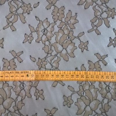 Tessuto in pizzo a rete fantasia a fiori - tortora
