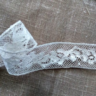 Balza in pizzo fantasia floreale ondulata - bianco latte 1