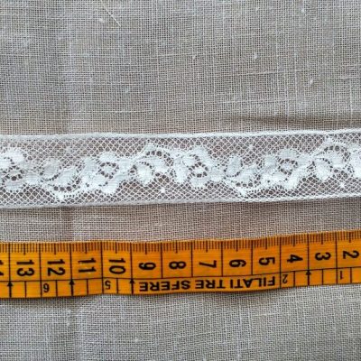 Balza in pizzo fantasia floreale ondulata - bianco latte