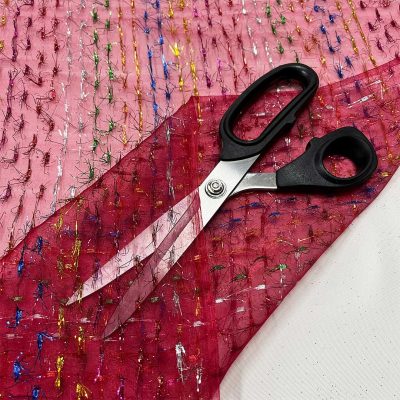 Organza rosso lampone con batuffoli di lam&egrave; multicolor 1