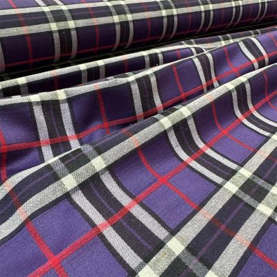 Tessuto multiuso in tartan colori violetto nero e rosso 1
