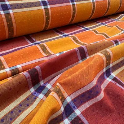 Tessuto a quadrettoni colori caldi con decorazioni a rombi 1