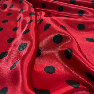 Raso con pois neri su sfondo rosso profondo 4