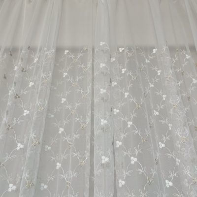 Tessuto per tende in tulle con ricami floreali bicolore 4