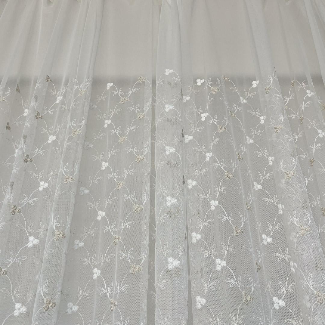 Tessuto per tende in tulle con ricami floreali bicolore 4