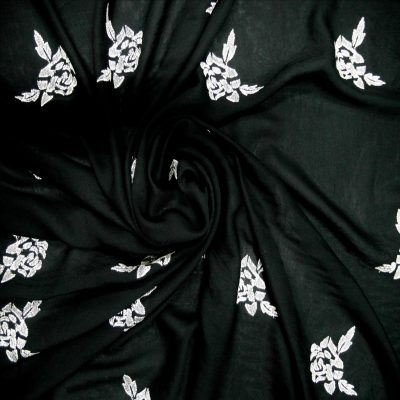 Scampolo per abiti con rose ricamate bianco e nero 2