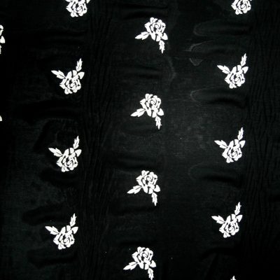 Scampolo per abiti con rose ricamate bianco e nero 1