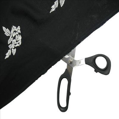 Scampolo per abiti con rose ricamate bianco e nero