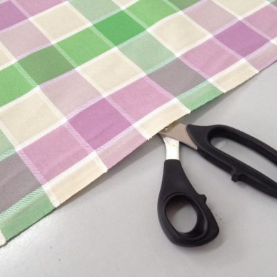 Tessuto per tovaglie in cotone resinato a quadretti - verde viola e giallo