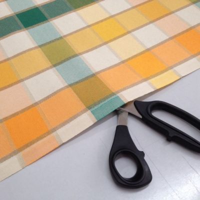 Tessuto per tovaglie in cotone resinato a quadretti - verde arancione e beige