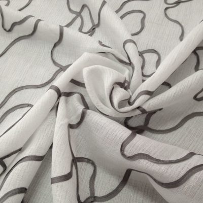 Tendaggio con fantasia astratta in rilievo grigio - sfondo bianco