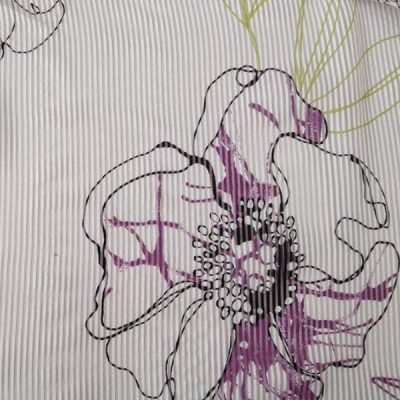 Tendaggio firmato a righe sottili e motivo a fiori colorati - bianco