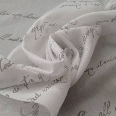 Tendaggio moderno a fantasia scritte grigie - bianco