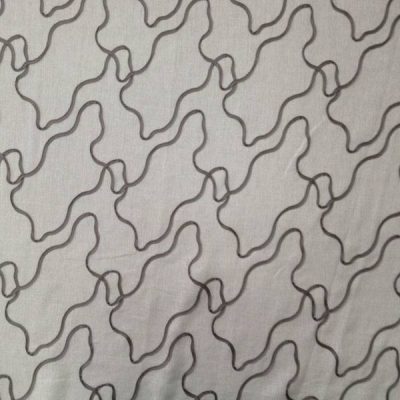 Tendaggio con fantasia astratta in rilievo grigio - sfondo bianco
