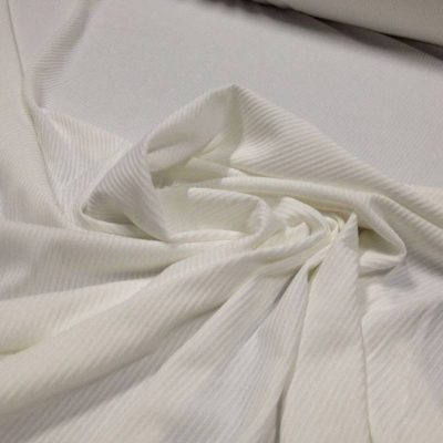 Tessuto in maglina elasticizzata rigata su tinta- bianca