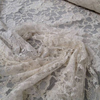 Tessuto romantico in pizzo ricamato a fantasia floreale - bianco