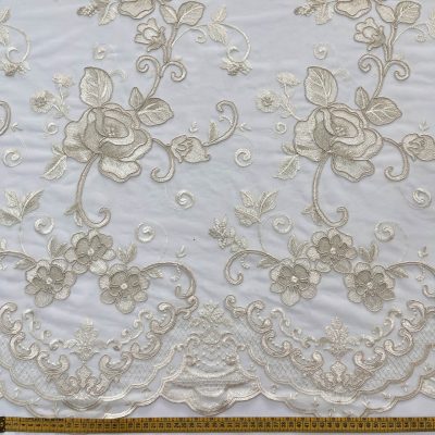 Tessuto per tende in tulle bianco con ricami avorio floreali 3