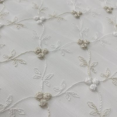 Tessuto per tende in tulle con ricami floreali bicolore 2
