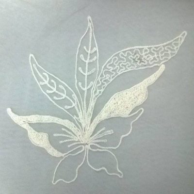 Tessuto in pizzo ricamato a fantasia floreale - bianco