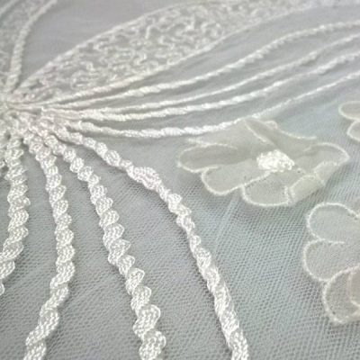 Tessuto in pizzo ricamato a fantasia floreale in rilievo - bianco