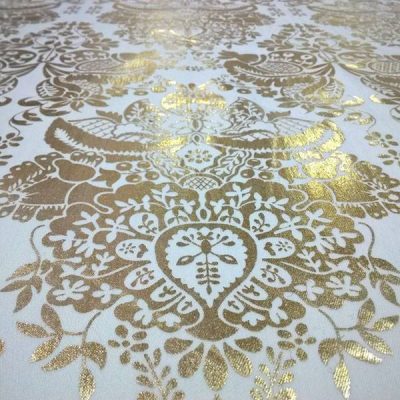 Tessuto abbigliamento con stampe in oro lucido - sfondo bianco