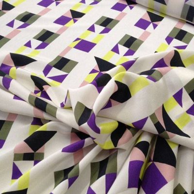 Tessuto seta con motivo geometrico multicolor - sfondo bianco
