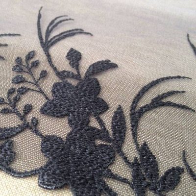 Balza ricamata in pizzo con retina in tulle sfumata - nero