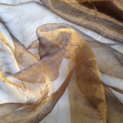 Tendaggio in organza effetto stropicciato dorato - marrone