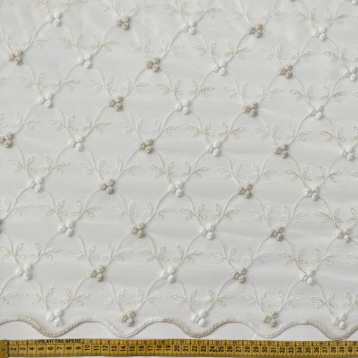 Tessuto per tende in tulle con ricami floreali bicolore 1
