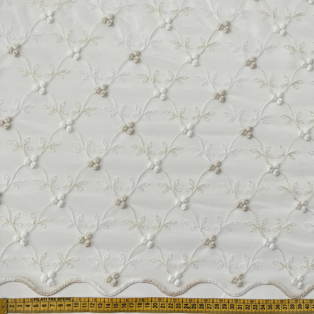 Tessuto per tende in tulle con ricami floreali bicolore 1