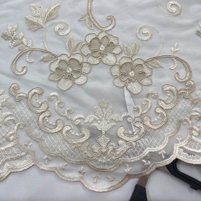 Tessuto per tende in tulle bianco con ricami avorio floreali 2