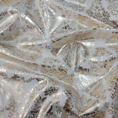 Tessuto abbigliamento con stampe in oro lucido - sfondo bianco