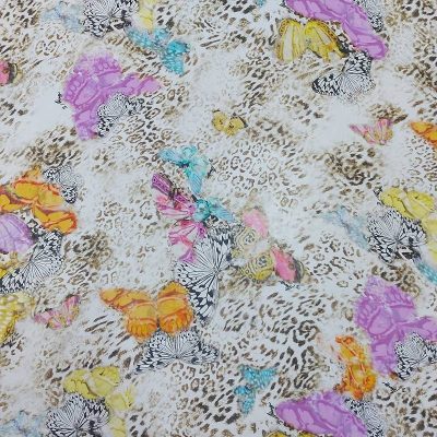 Tessuto voile di seta maculato con farfalle colorate