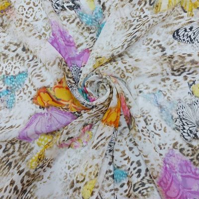 Tessuto voile di seta maculato con farfalle colorate 3