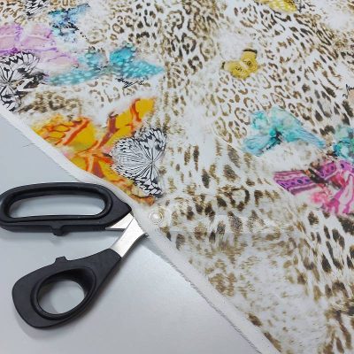 Voile di seta maculato con farfalle colorate Alt.150 cm