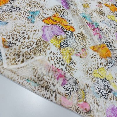 Tessuto voile di seta maculato con farfalle colorate 4