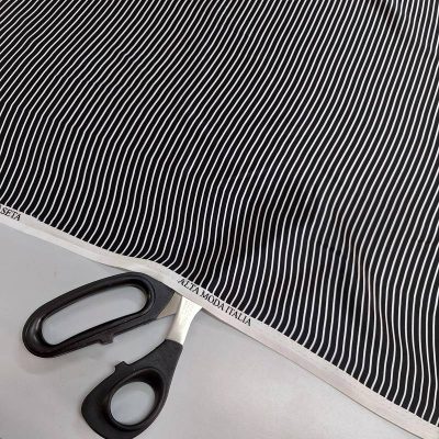 Raso di pura seta a righe bianche e nere 3